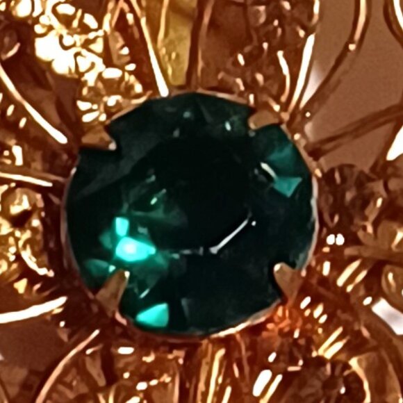 Beautiful Vintage Gold Tone Flower Brooch Pin with Green Faux Emeralds Jewels - Picture 3 of 9